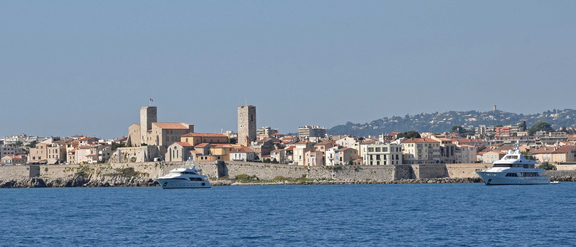 Antibes vue de la mer : les remparts, la vieille ville et le fort