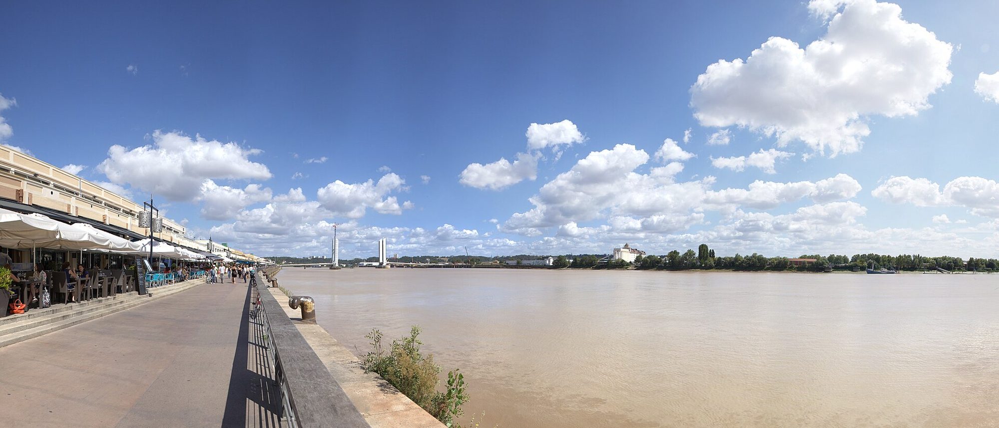 Bordeaux, les quais de la Garonne et le pont Chaban-Delmas