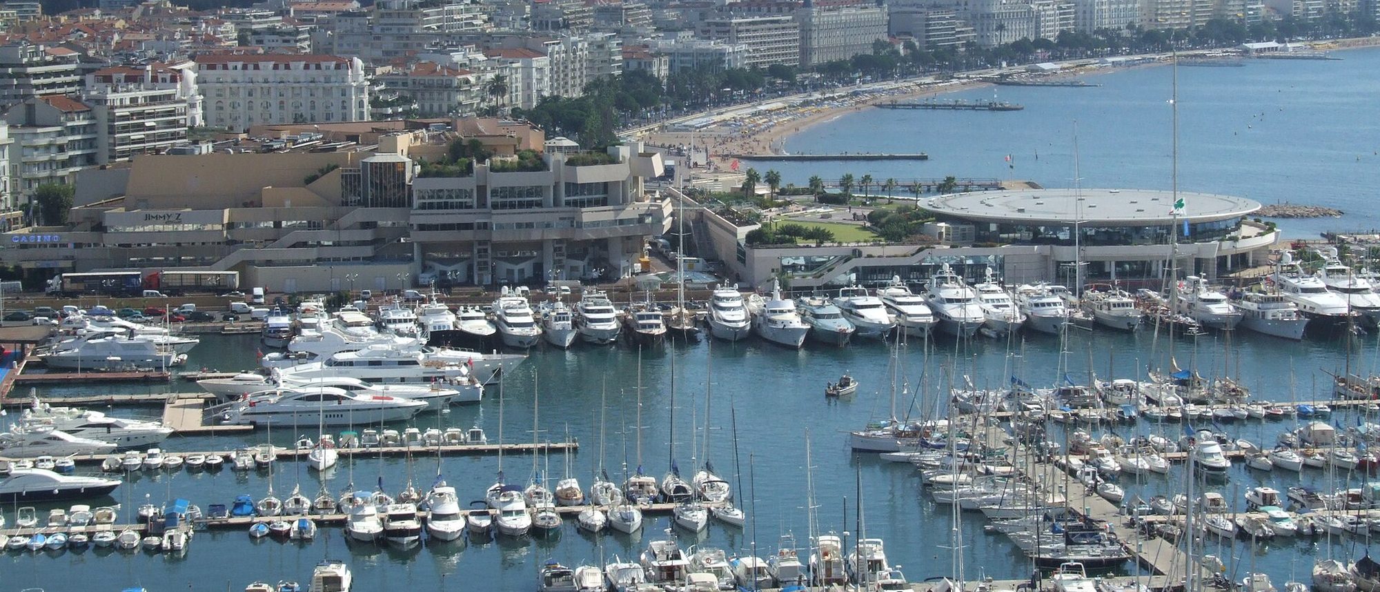 Cannes vue d'en haut : le Vieux Port, le Palais des Festivals et la Croisette