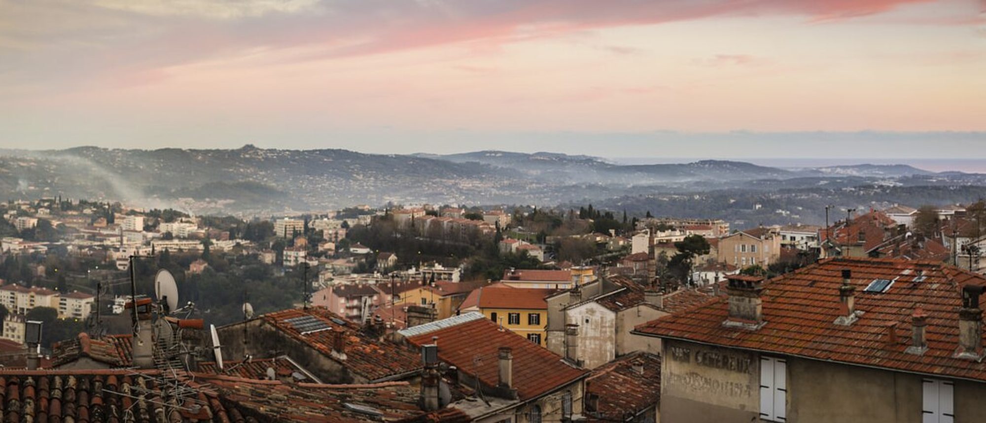 Grasse, les toits de la vieille ville jusqu'à la mer