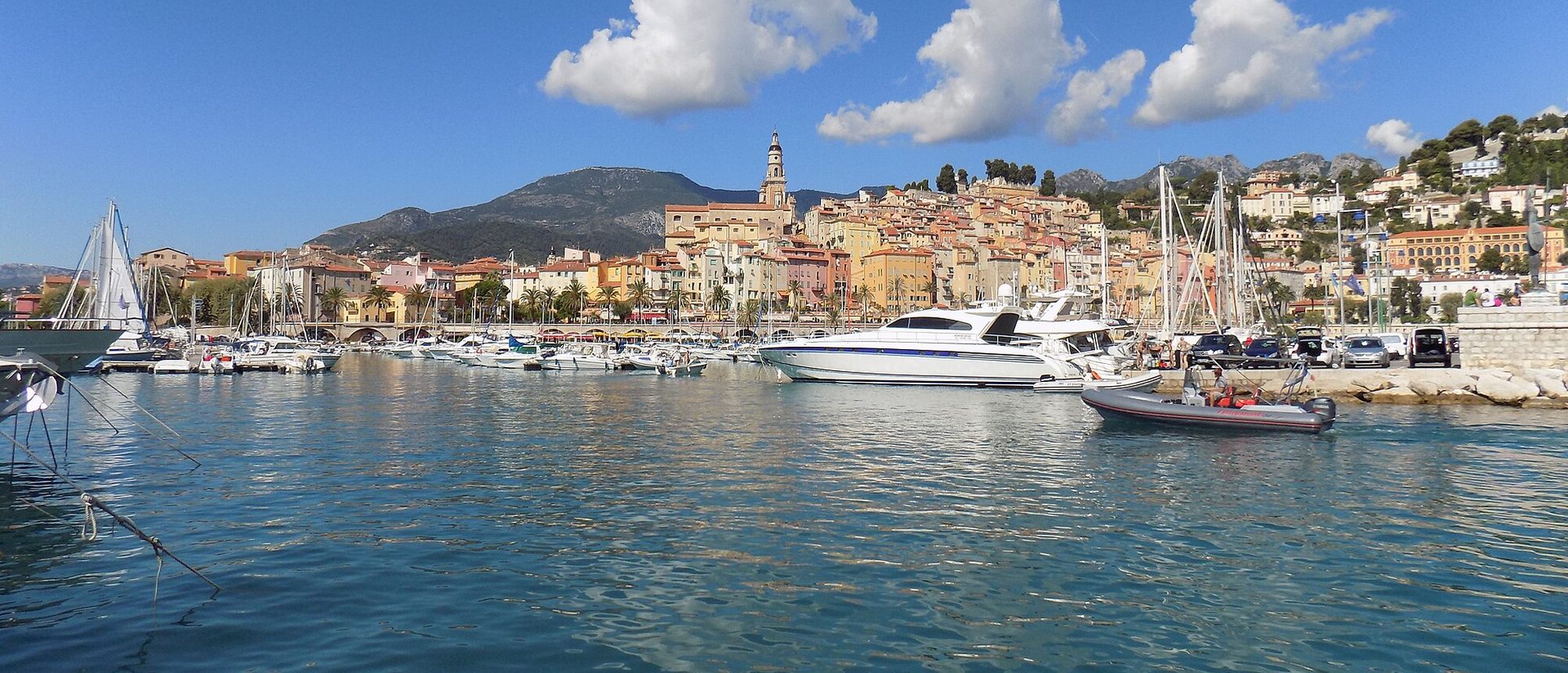Menton, le port et la vieille ville au pied des montagnes