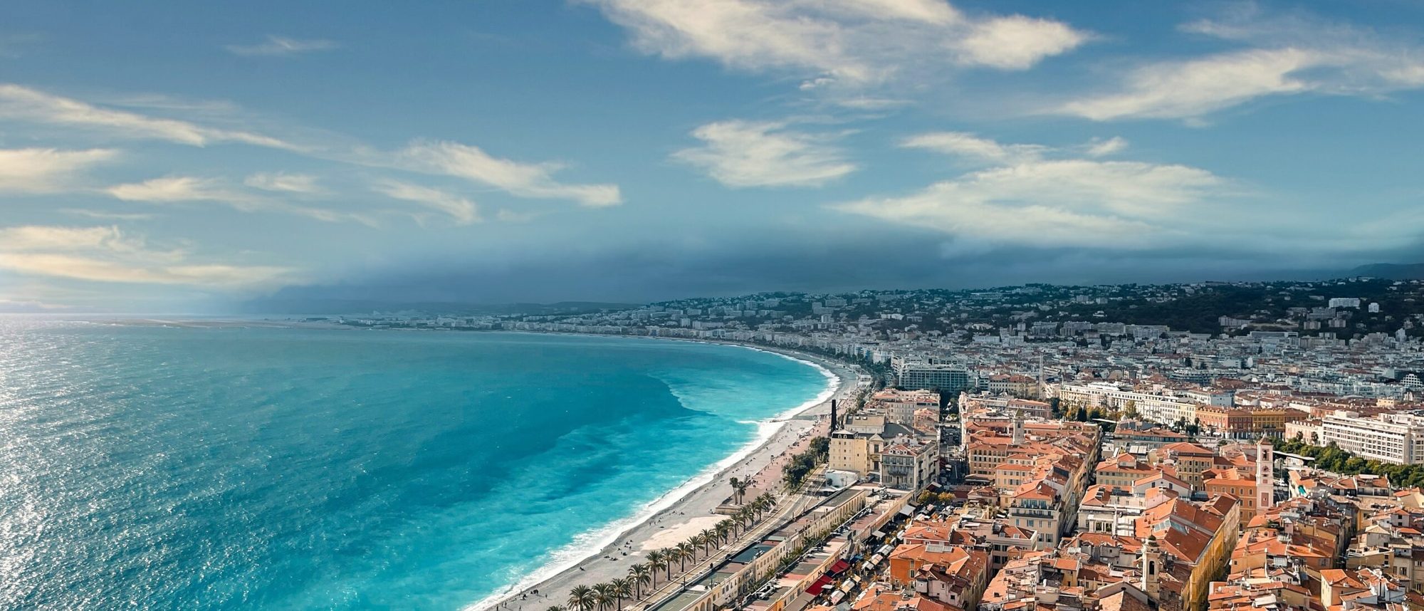 Nice vue d'en haut : la baie des Anges et le Vieux-Nice, où travaille Nathan Fenina
