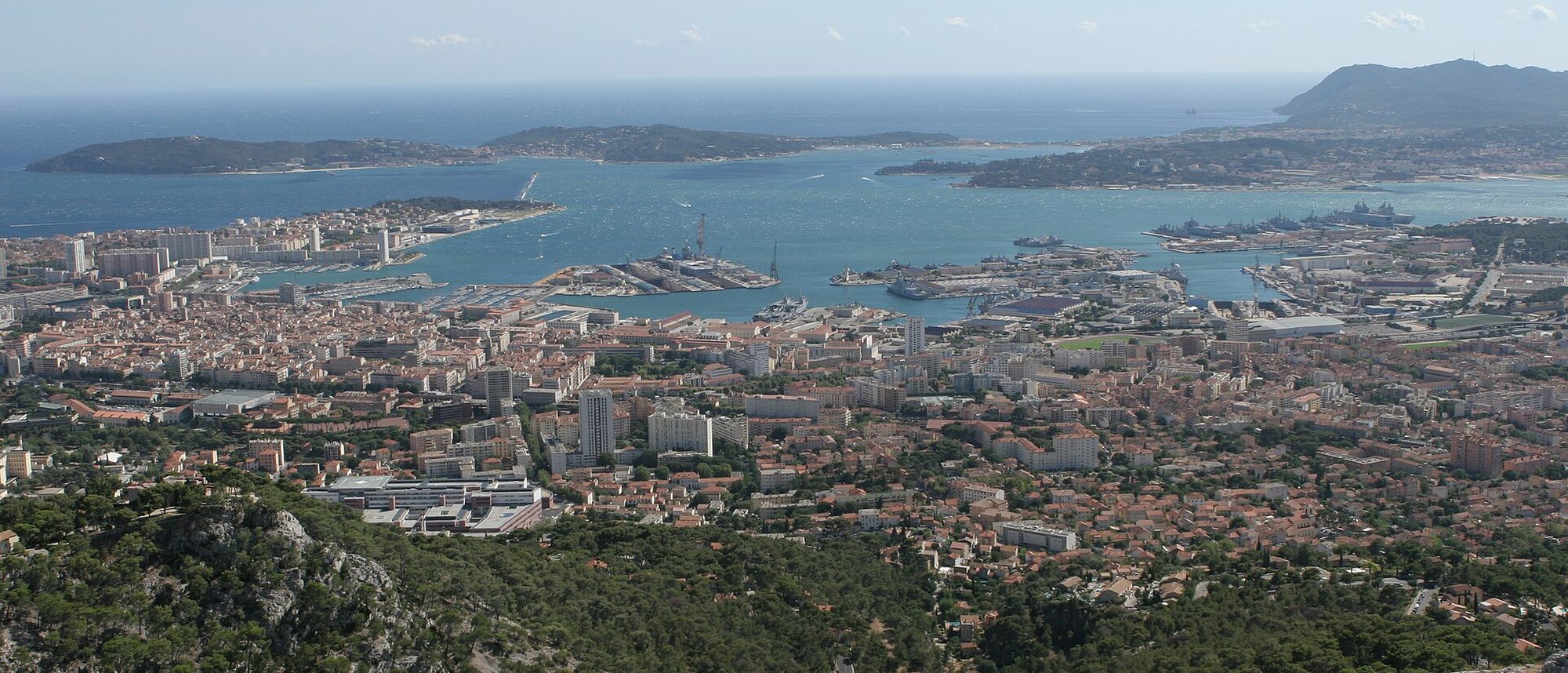 Toulon vue du Mont Faron : la ville, l'arsenal et la petite rade