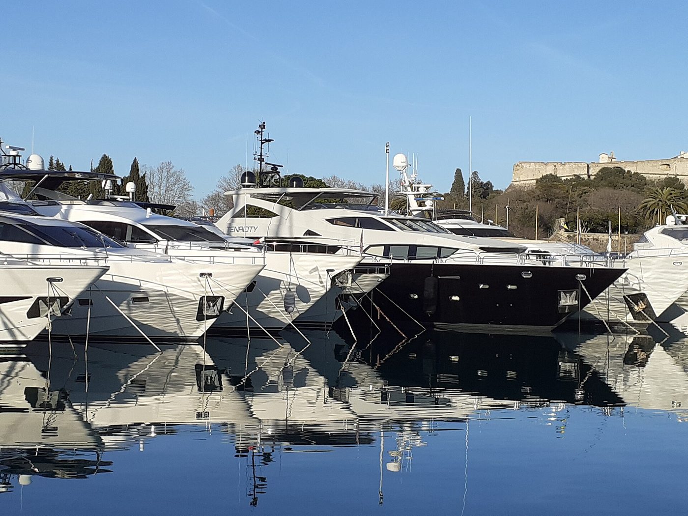 Antibes, les yachts du port Vauban