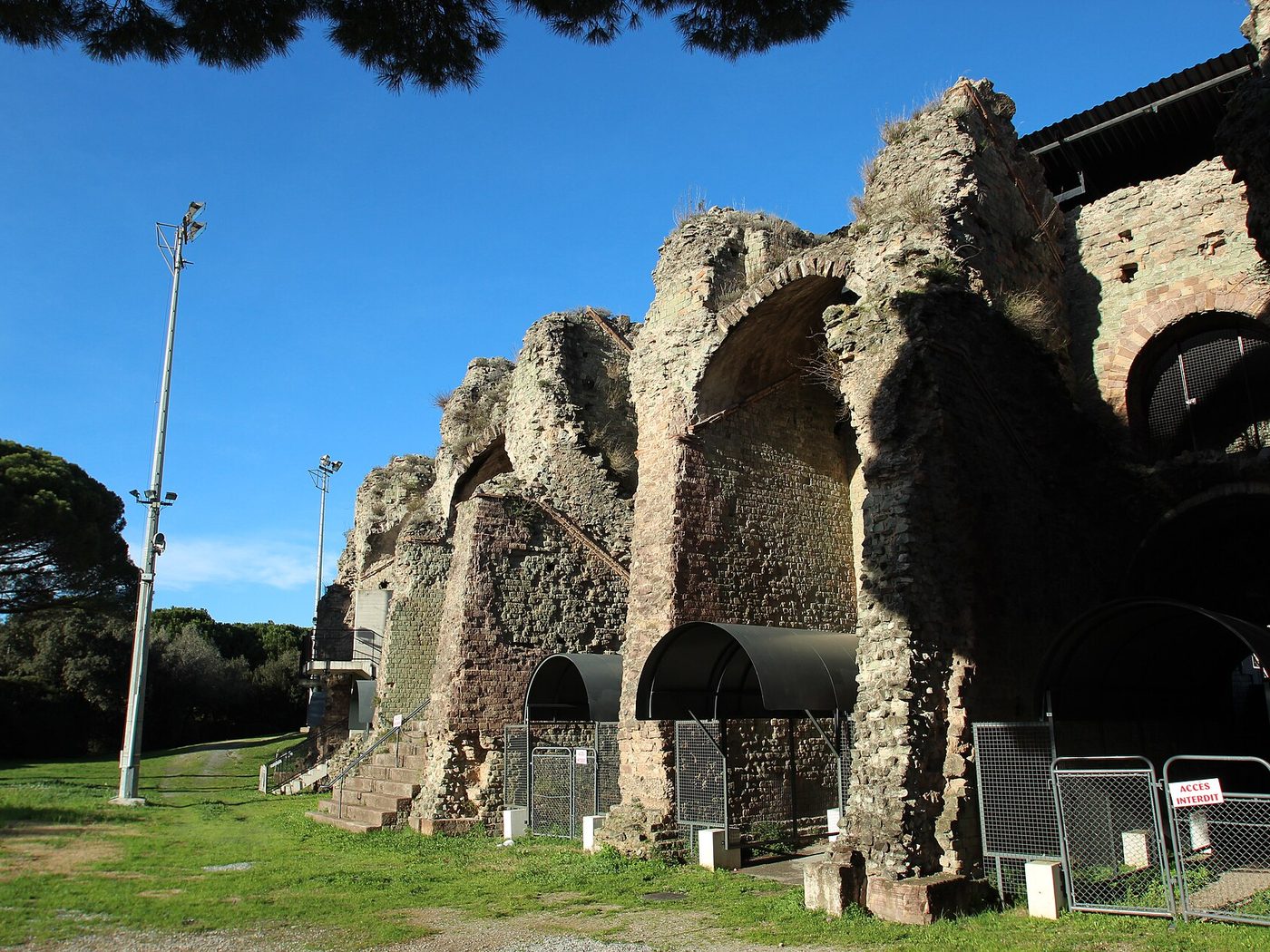 L'amphithéâtre romain de Fréjus — agence SEO Fréjus Décupler, depuis Nice