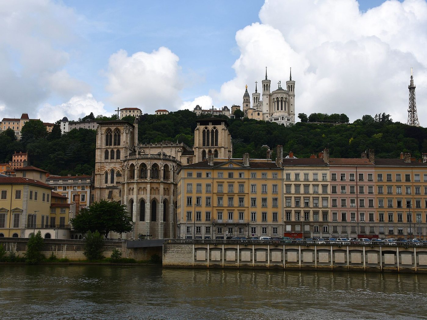 Lyon, la cathédrale Saint-Jean et Fourvière au bord de la Saône