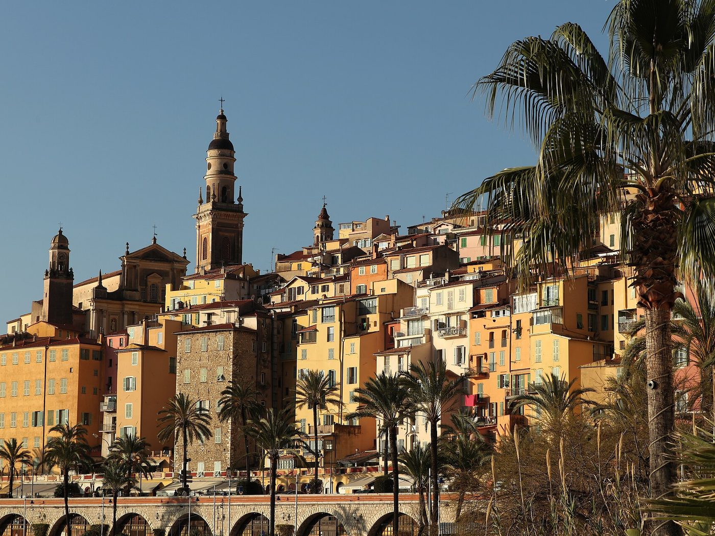 La vieille ville de Menton et la basilique Saint-Michel — agence SEO Menton Décupler, depuis Nice
