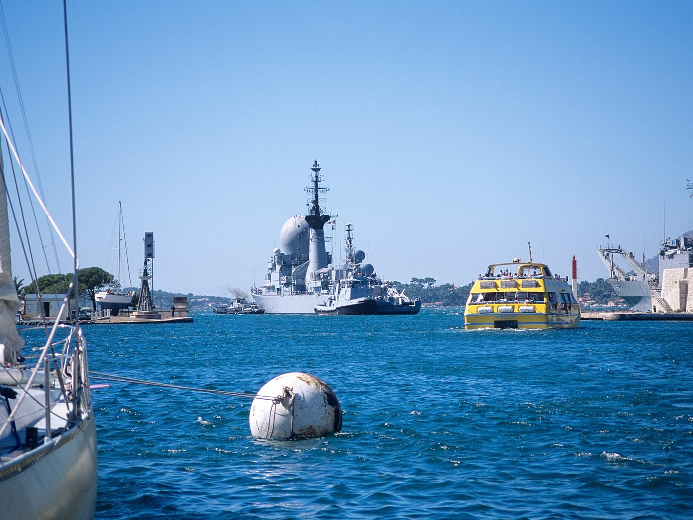Toulon, bâtiments de la Marine nationale dans la rade