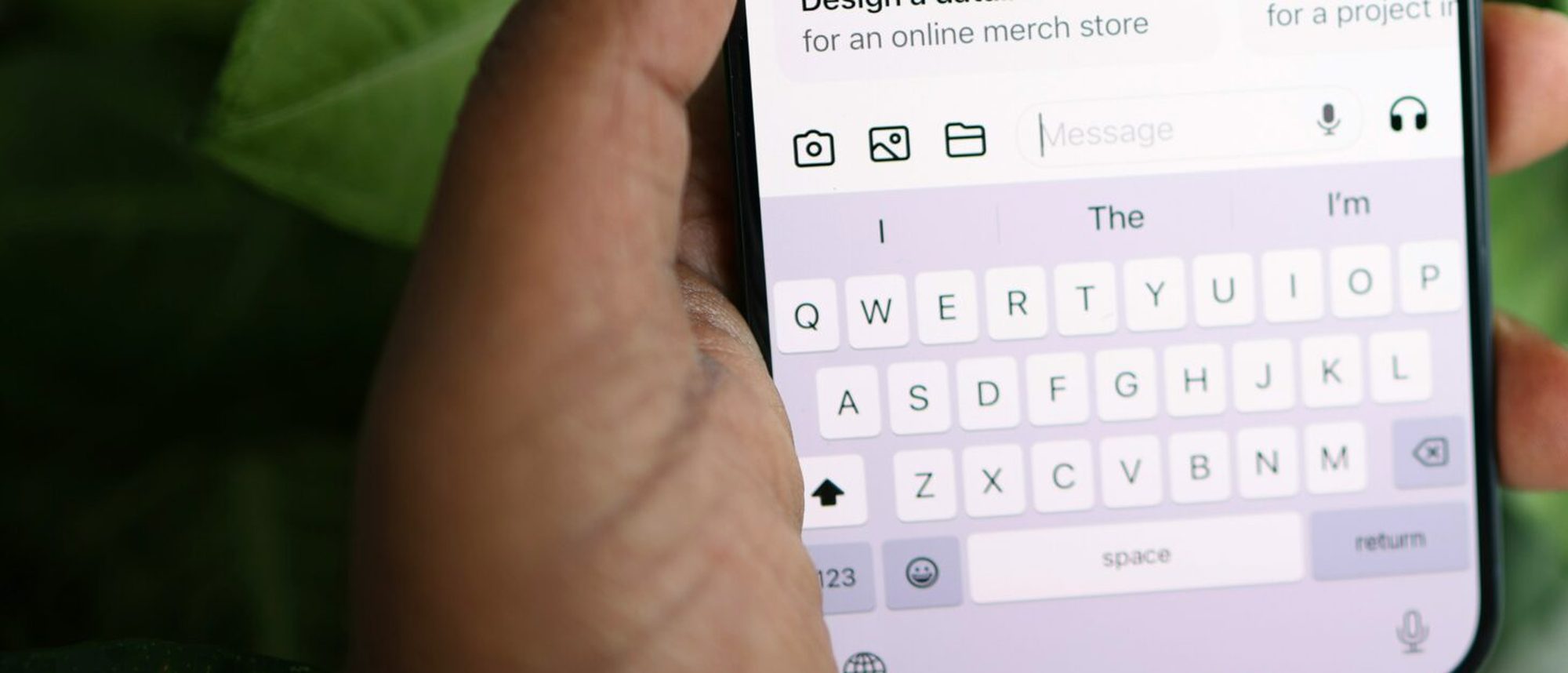 Main qui tape un message dans une application de conversation sur un téléphone