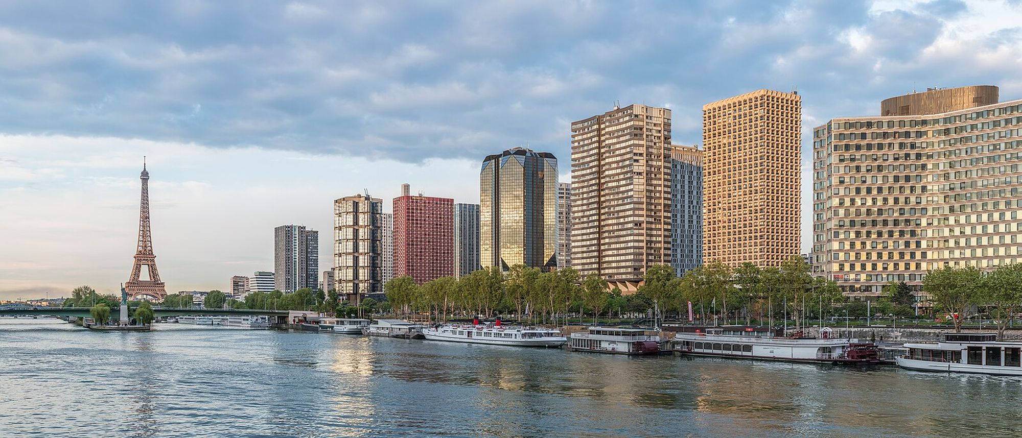 Paris, le Front de Seine et la tour Eiffel vus du pont Mirabeau