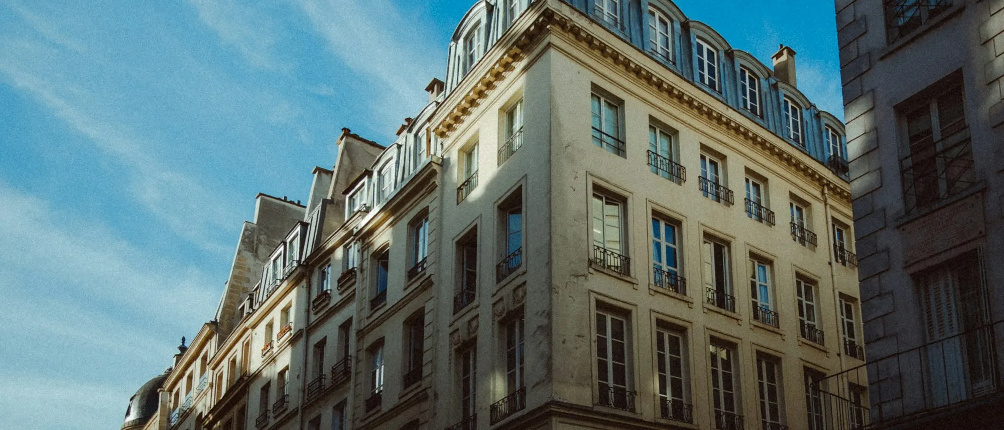 Immeubles haussmanniens sous un ciel bleu, à Paris