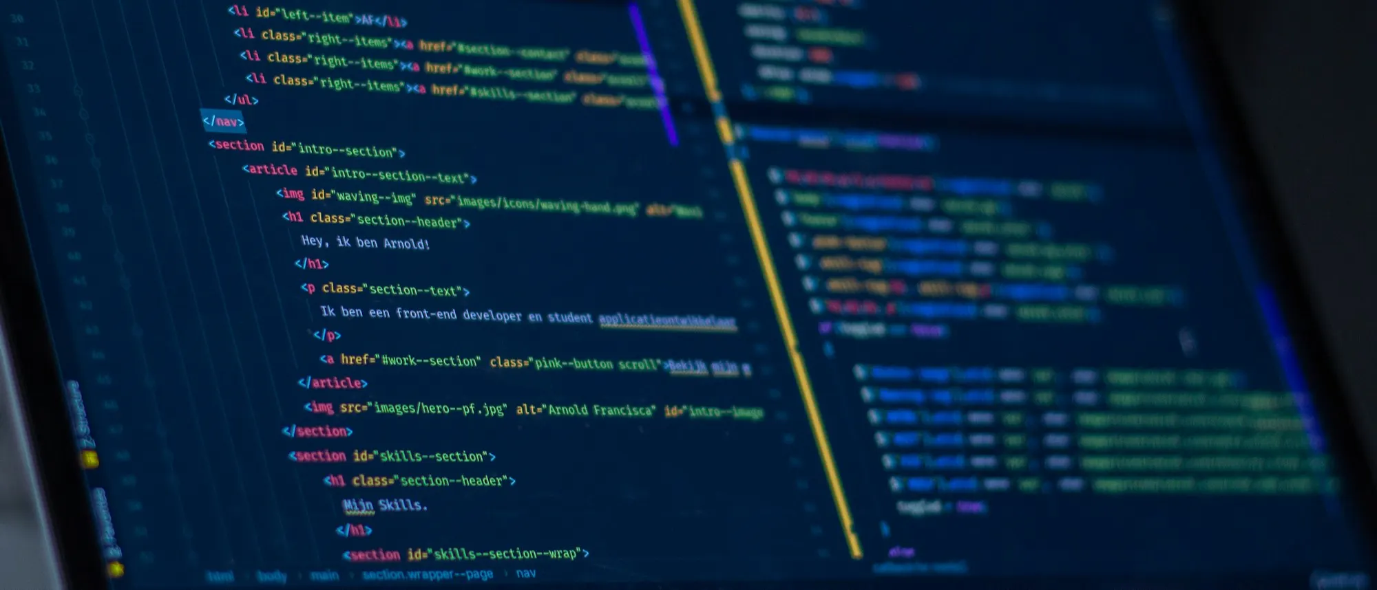 Le code d'une page web dans un éditeur, sur l'écran d'un ordinateur portable