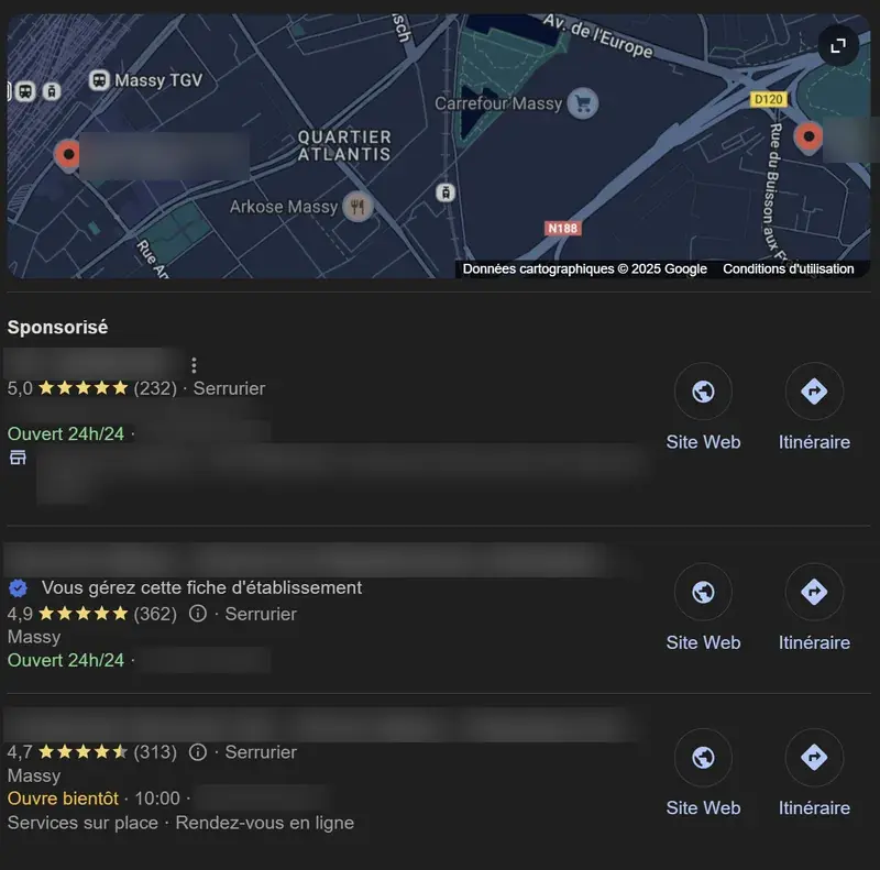 Capture du pack local Google sur une recherche de serrurier à Massy, noms et numéros des entreprises masqués : carte, fiche sponsorisée, puis fiches avec note, avis, horaires et boutons